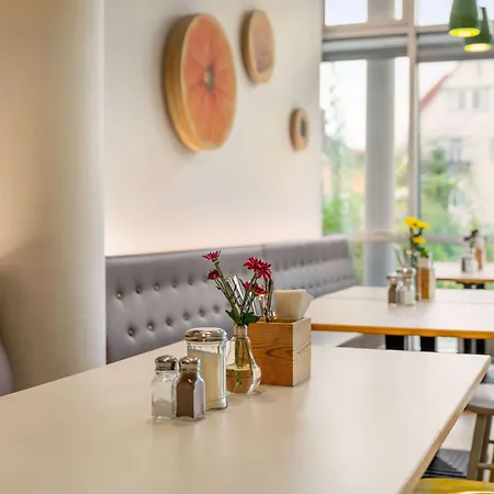 Vienna House Easy Hotel 4*