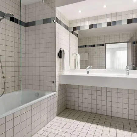 Vienna House Easy Hotel 4*