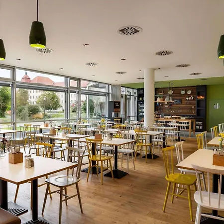 Vienna House Easy Hotel 4*