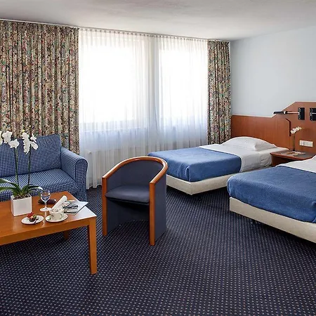 Vienna House Easy Hotel 4*